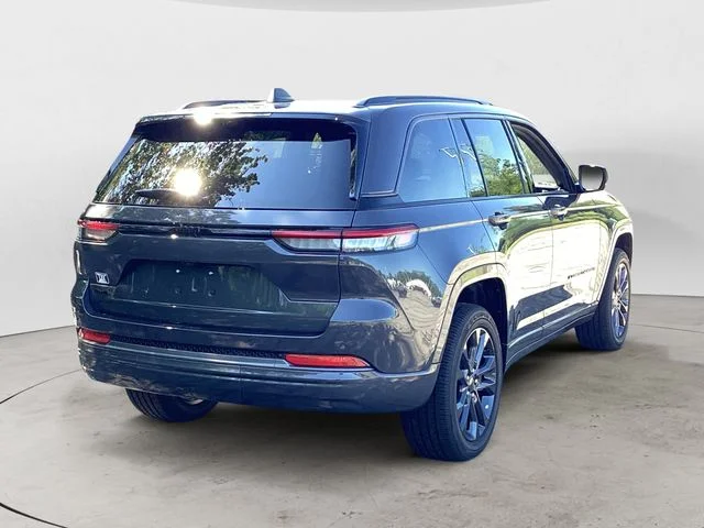 New 2026 Gray Metallic Jeep LIMITED RESERVE 4X4 image 6
