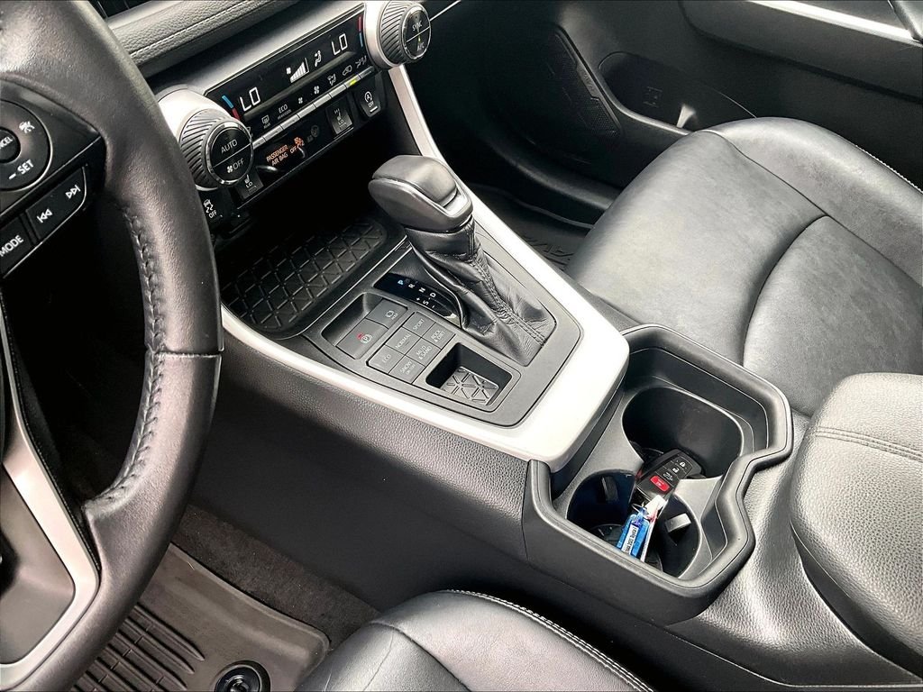 Used 2021 White Toyota XLE Premium image 20