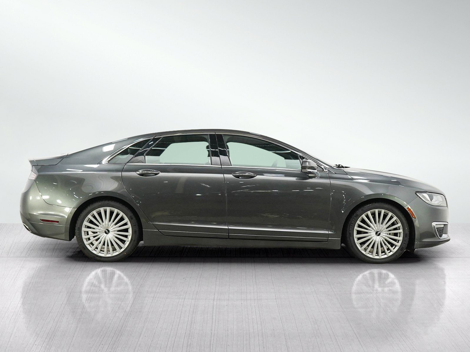 Used 2017 Magnetic Gray Metallic Lincoln Reserve image 6