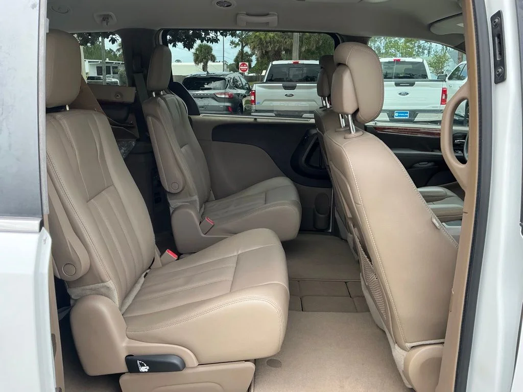 Used 2014 White Chrysler Touring-L image 26