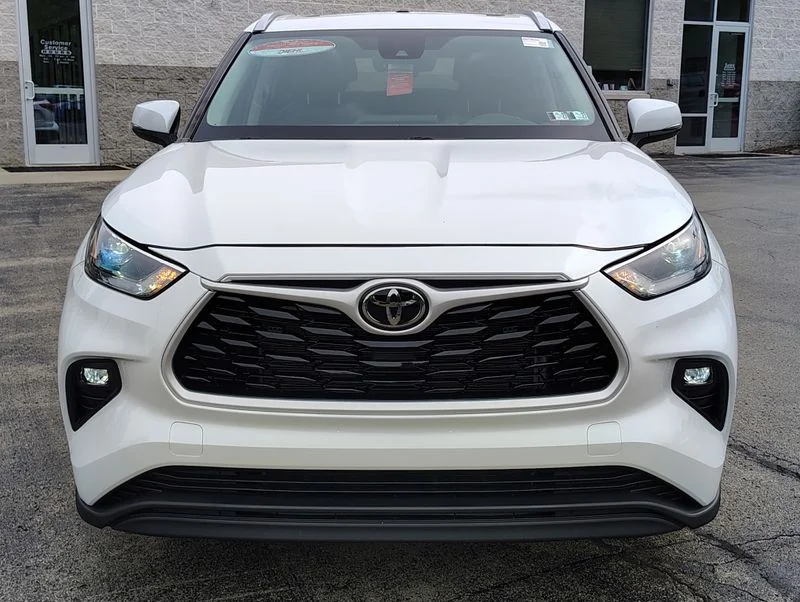 Used 2023 Beige Toyota XLE image 3