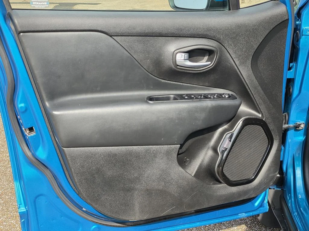 Used 2019 Teal Jeep Latitude image 27