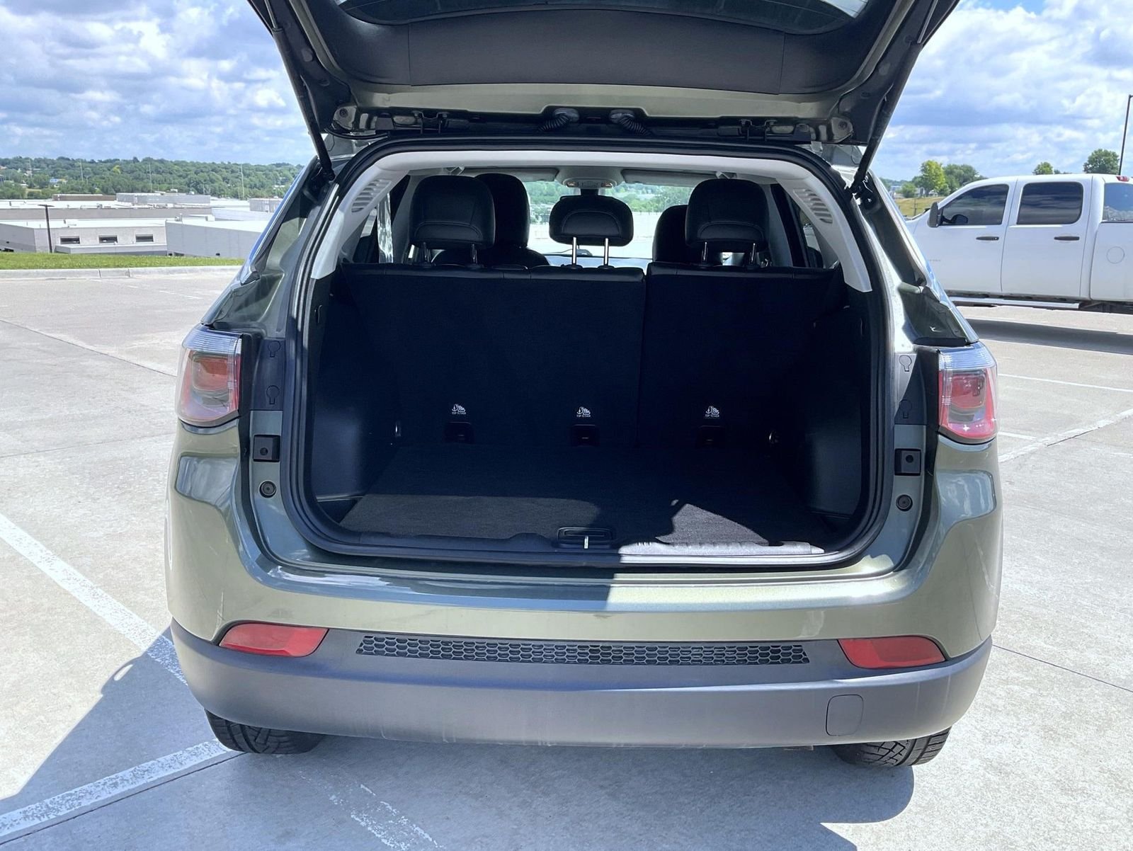 Used 2018 Green Jeep Latitude image 9