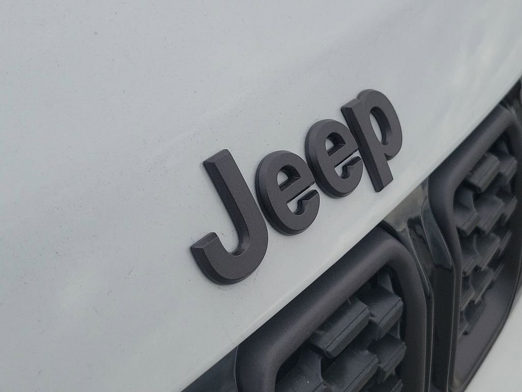 New 2026 Bright White Clear-Coat Exterior Paint Jeep Latitude image 40