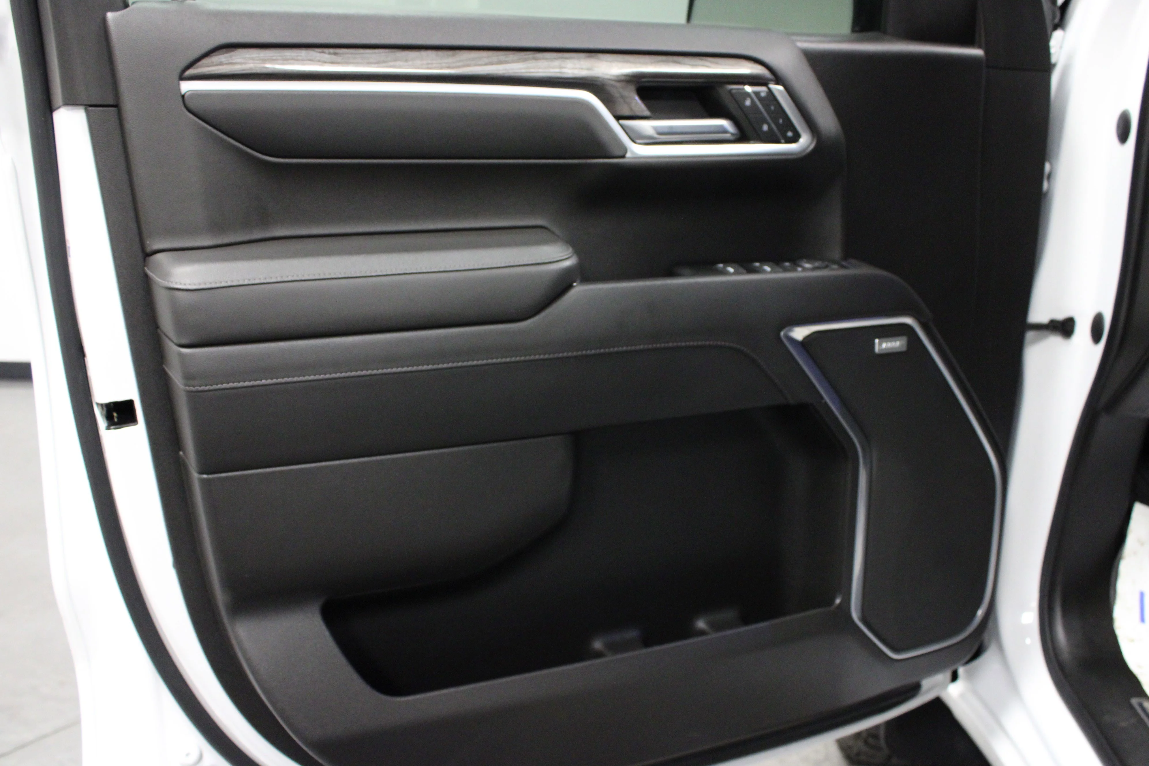 Used 2022 Summit White Chevrolet LTZ image 11