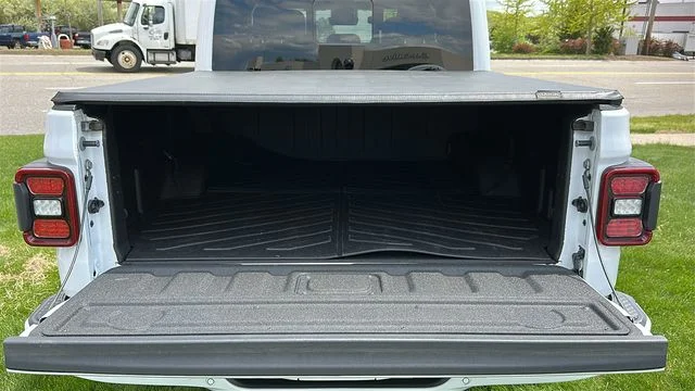 Used 2022 White Jeep Overland image 26