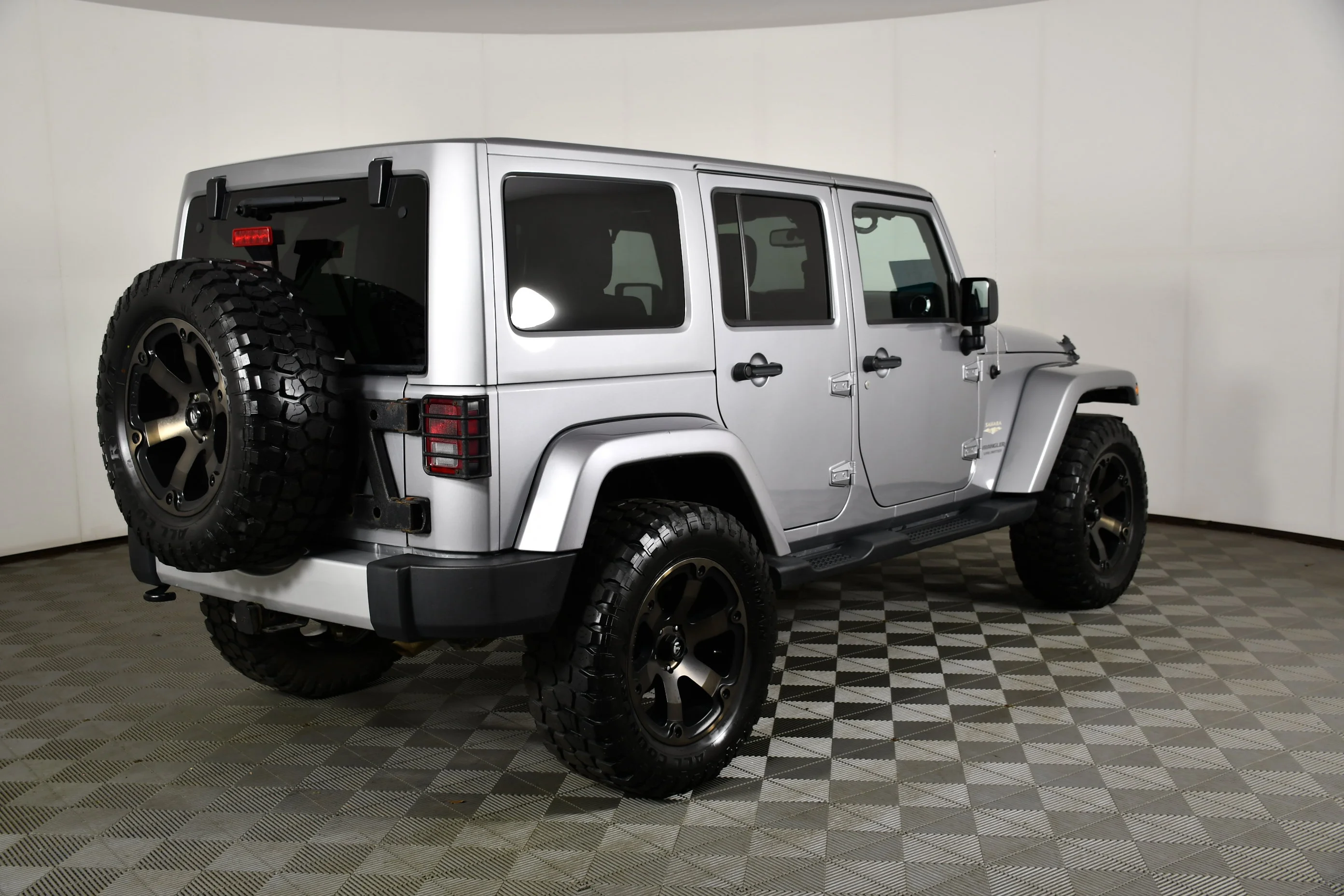 Used 2013 Billet Silver Metallic Jeep Sahara image 6