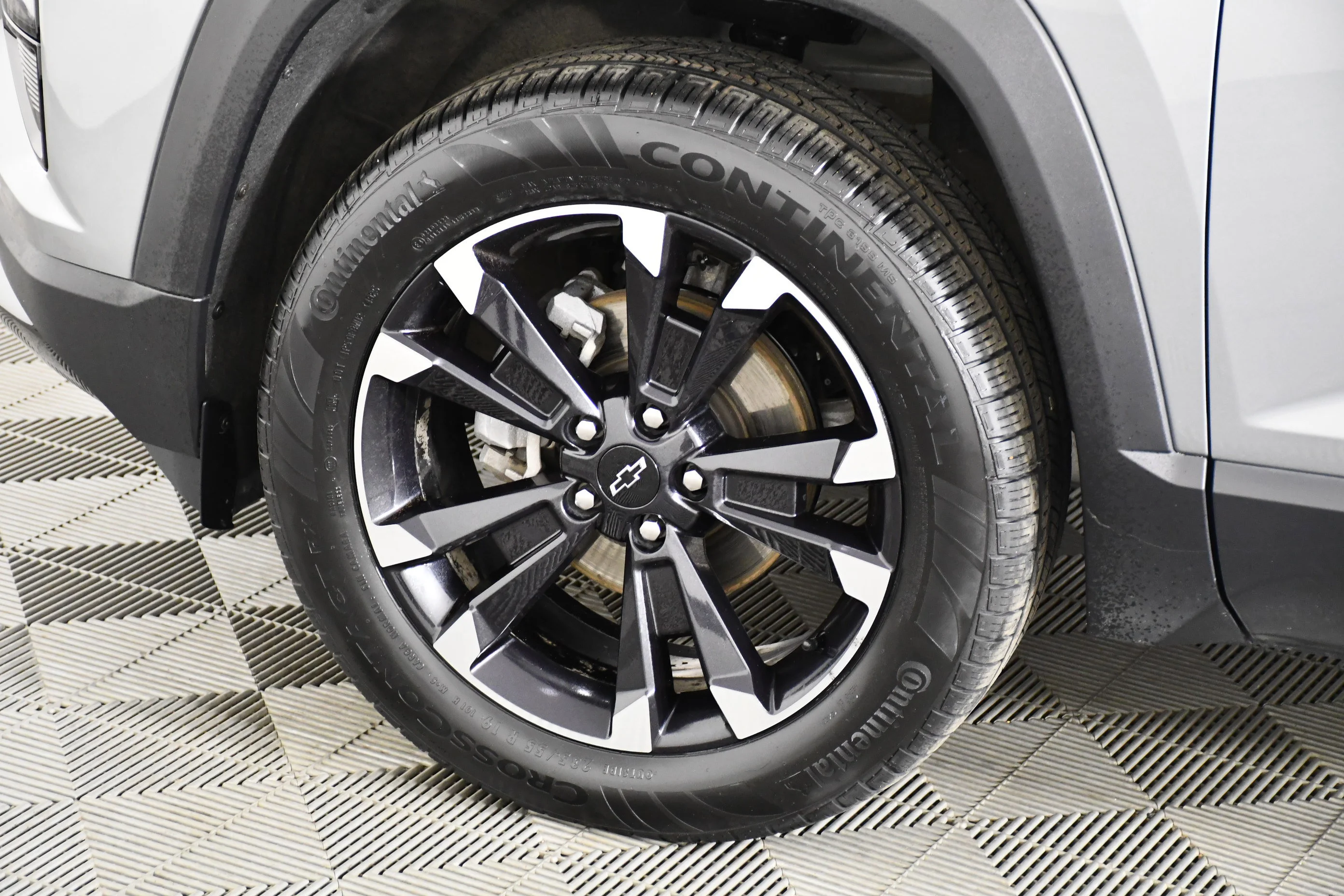 Used 2025 Sterling Gray Metallic Chevrolet AWD RS image 53