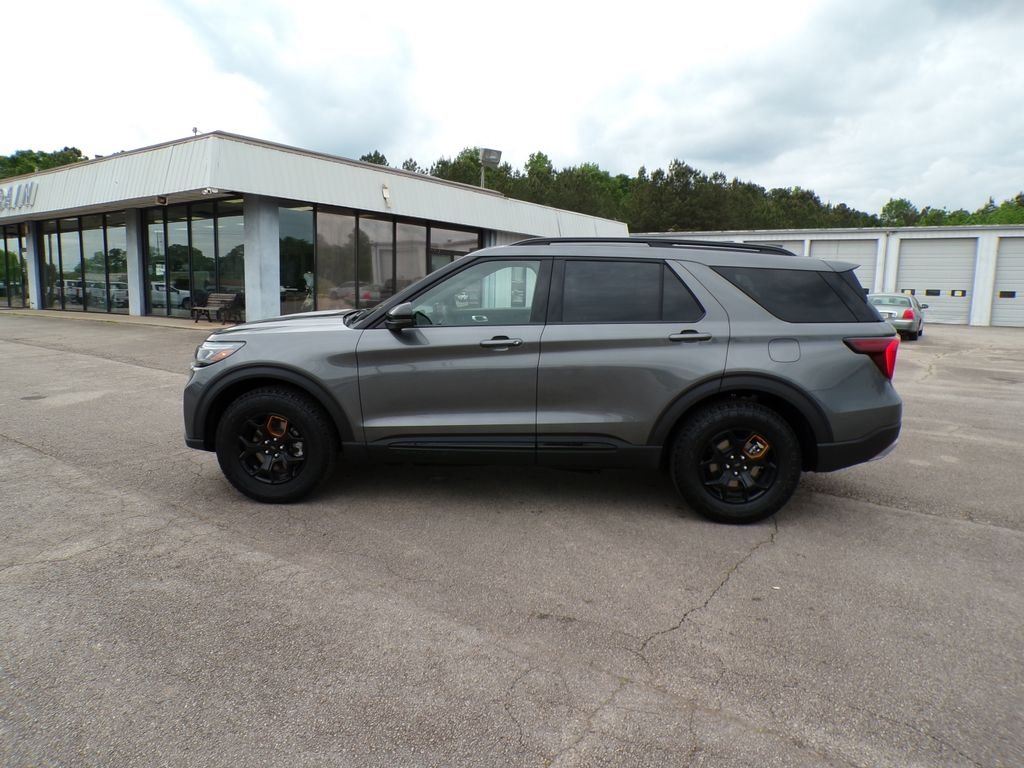 New 2026 Carbonized Gray Metallic Ford Tremor® image 4