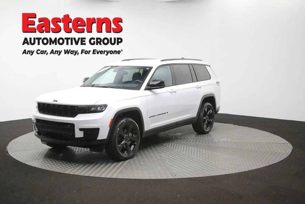 Used 2023 White Jeep Altitude image 57