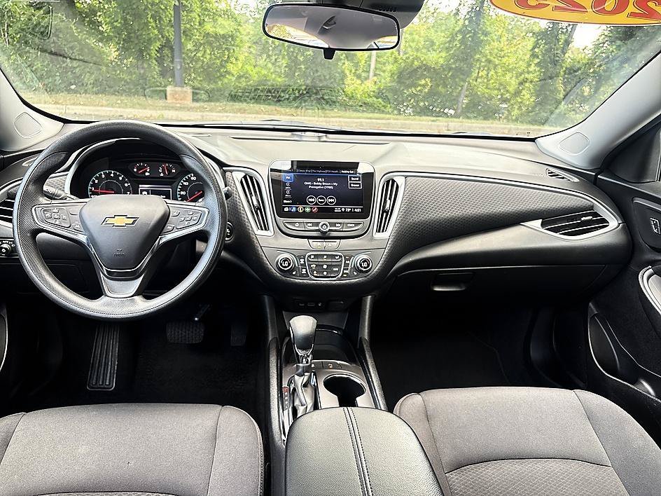 Used 2025 Summit White Chevrolet LT image 19