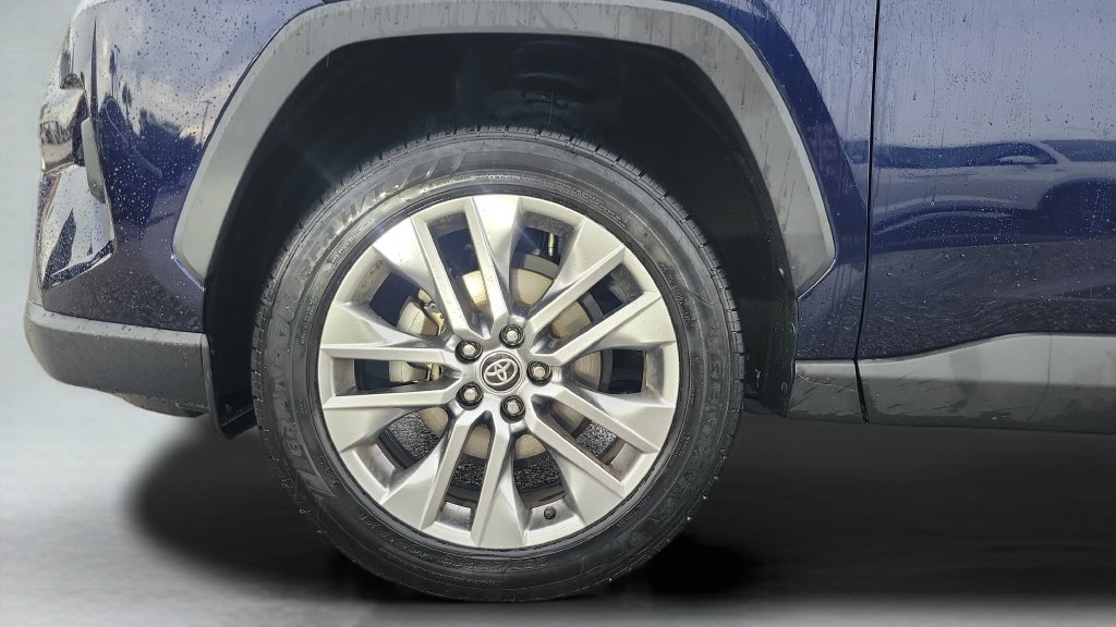 Certified Used 2022  Toyota XLE Premium image 26