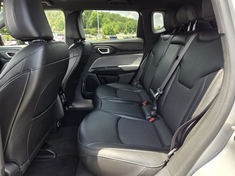 Used 2024 Silver Zynith Metallic Clearco JEEP LATITUDE image 10