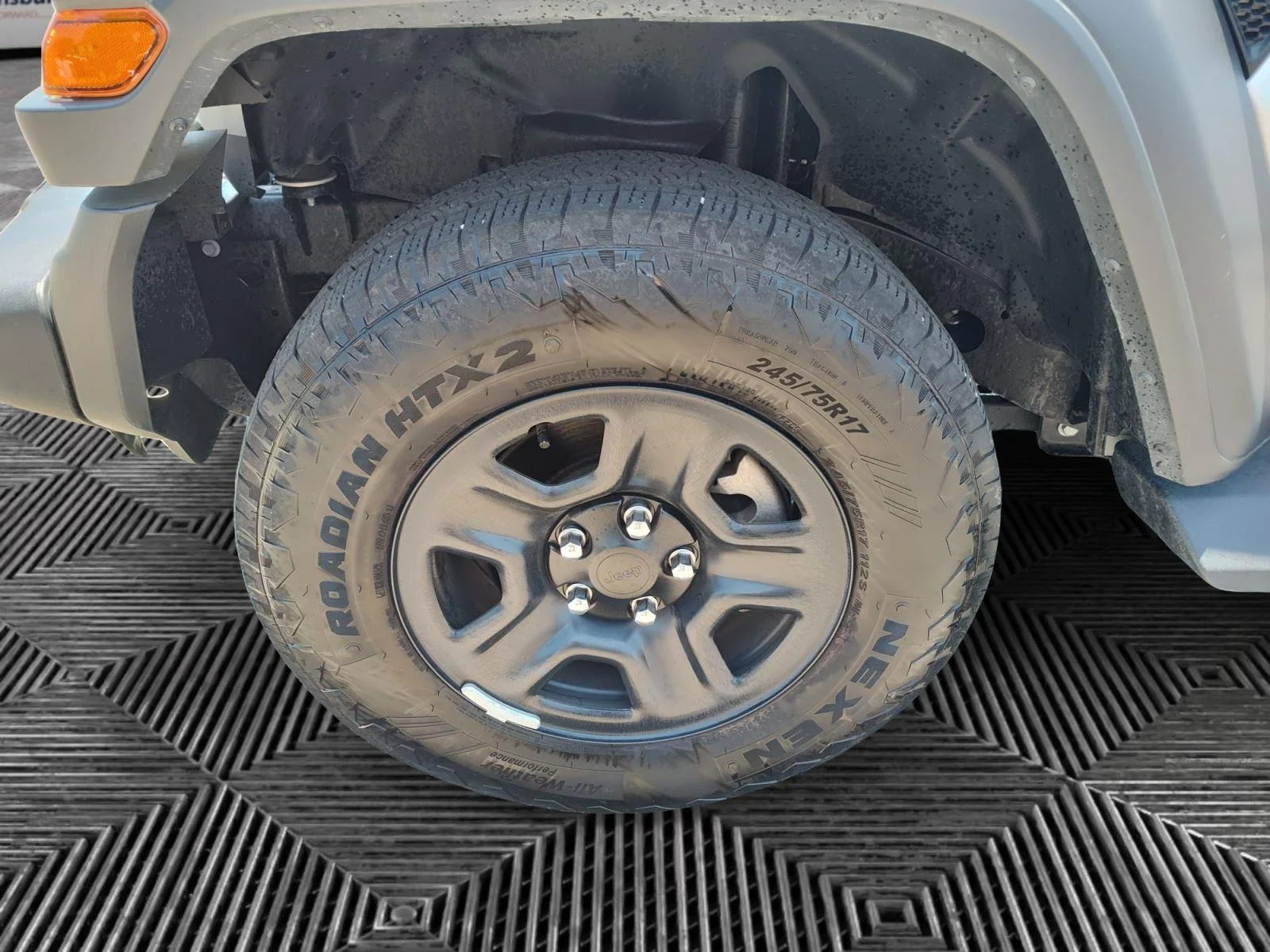 Used 2024 Silver Zynith Clearcoat Jeep Sport S image 14