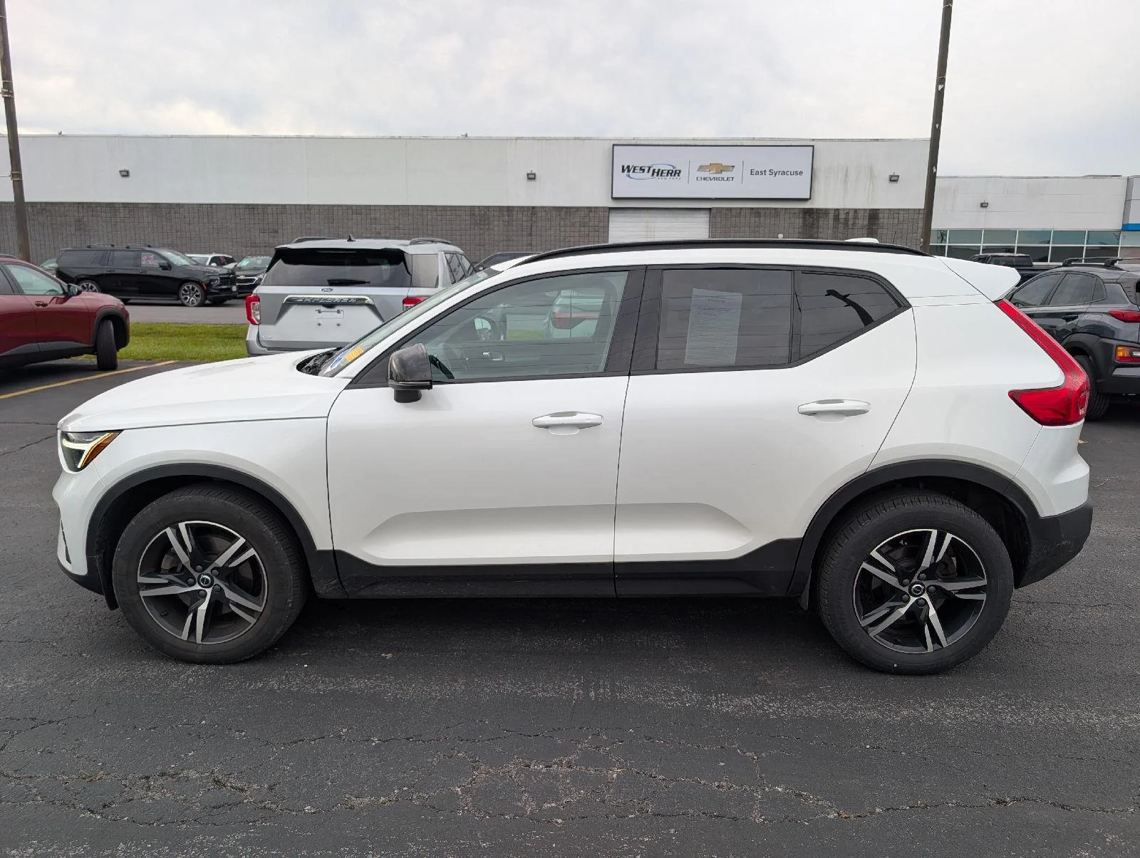 Used 2023 Crystal White Metallic Volvo Plus Dark Theme image 8