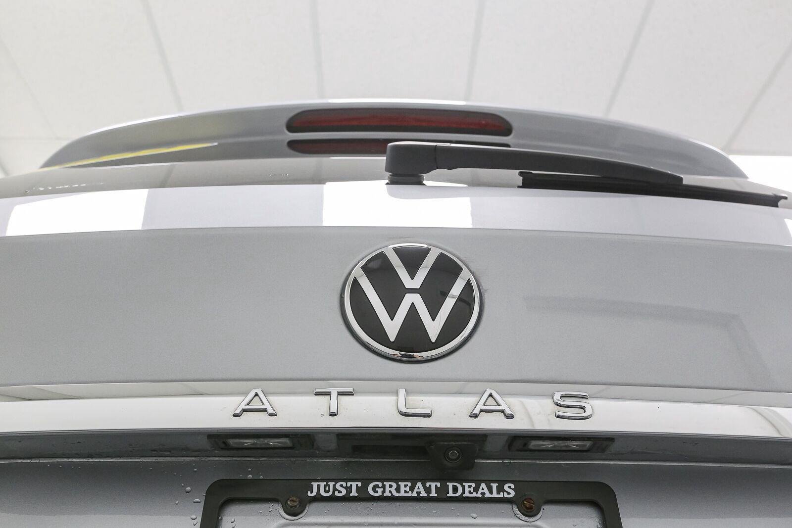 Used 2022 Pyrite Silver Metallic Volkswagen 3.6L V6 SE w/Technology image 14