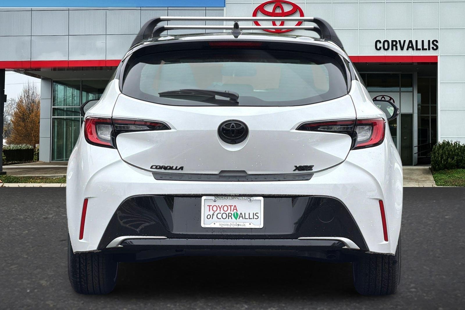New 2026 Wind Chill Pearl with Midnight Black Metallic roof <sup>1</sup> Toyota  XSE image 6