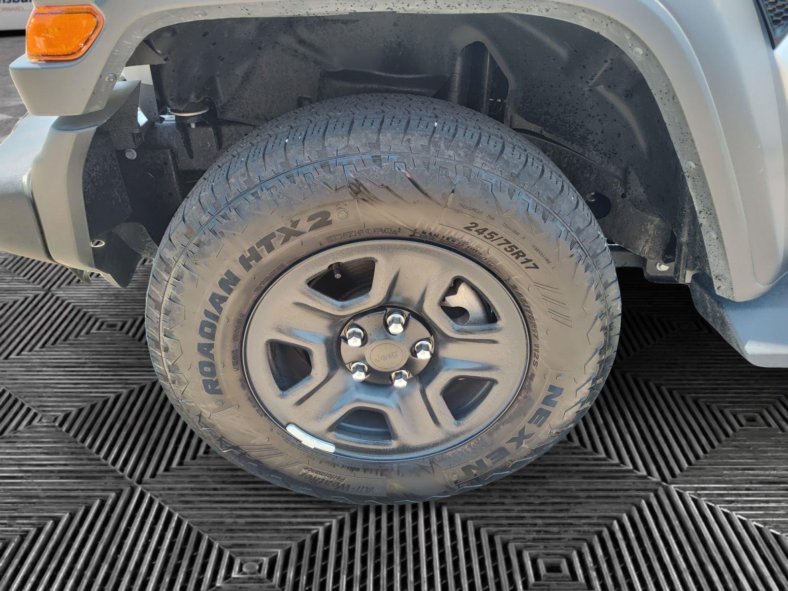 Used 2024 Silver Zynith Clearcoat Jeep Sport S image 14