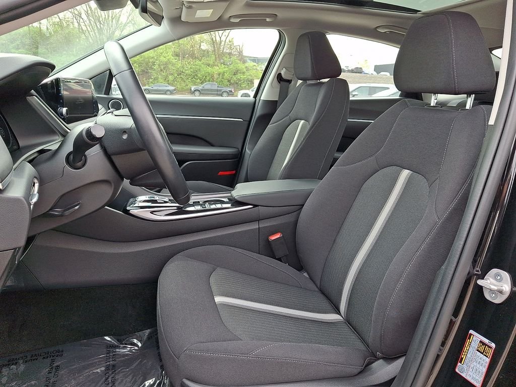 Used 2023 Black Hyundai SEL image 13