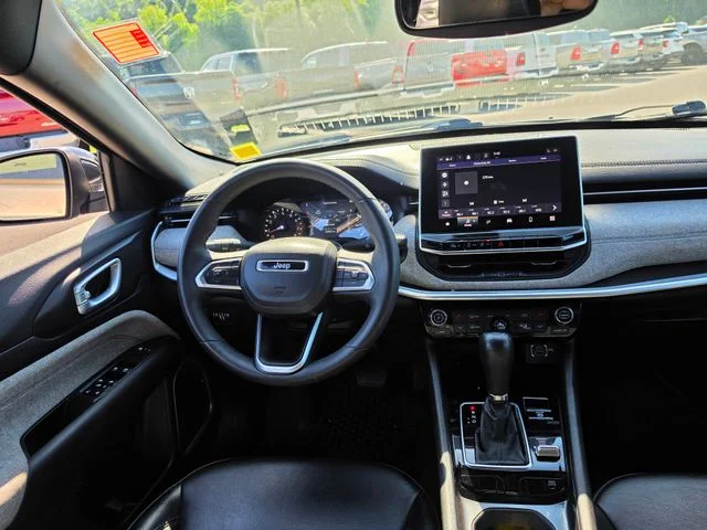 Used 2023 Silver Jeep Latitude image 14
