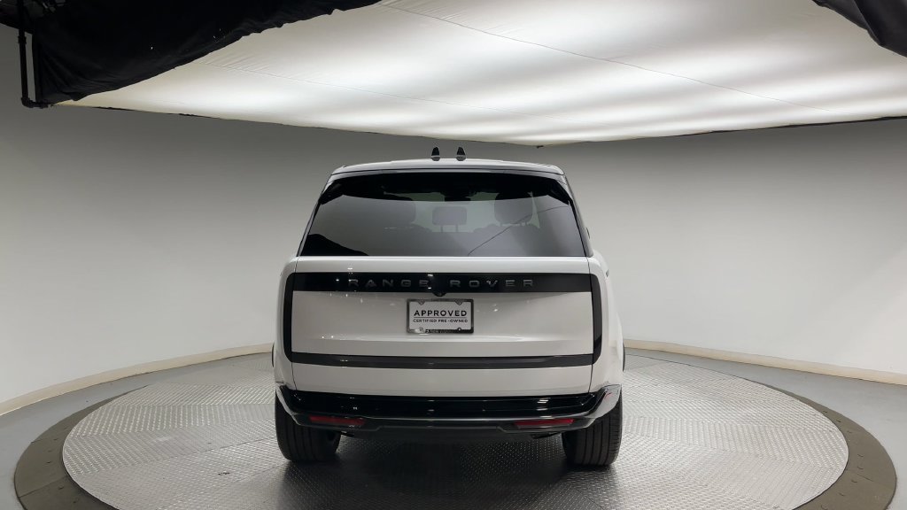 Used 2025  Land Rover SE image 3
