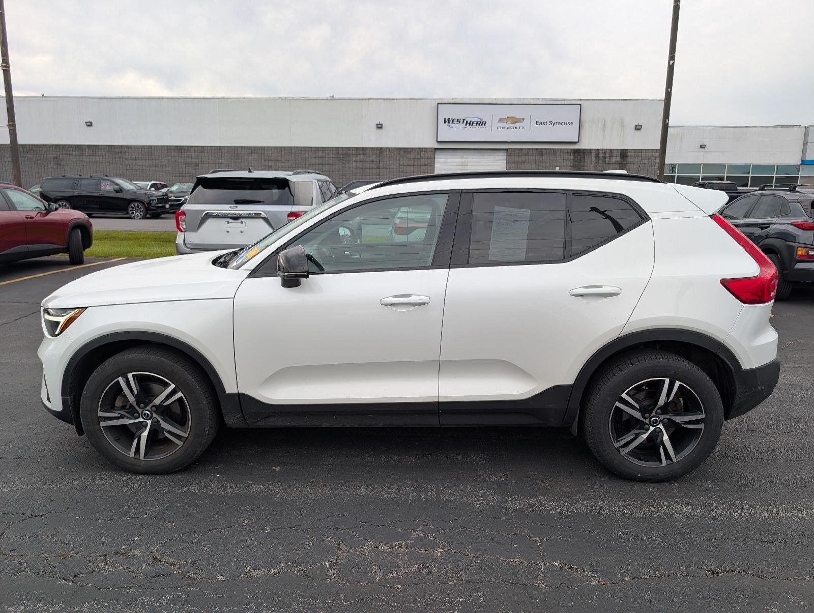 Used 2023 Crystal White Metallic Volvo Plus Dark Theme image 8