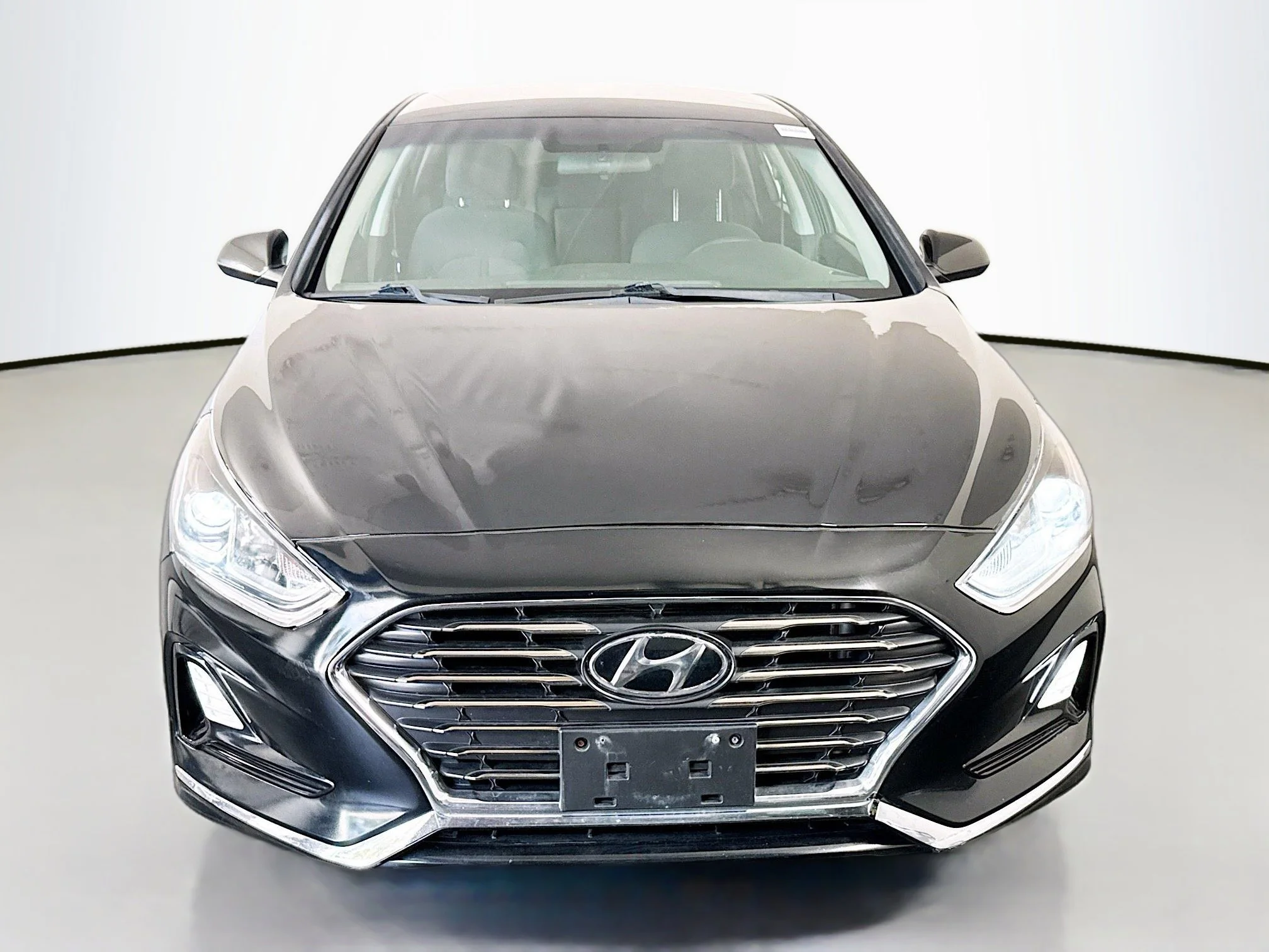Used 2018 Phantom Black Hyundai SE image 2