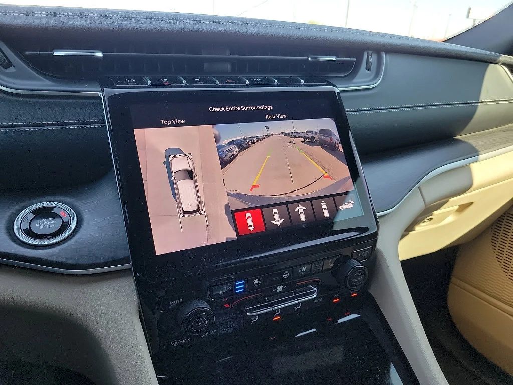 Used 2025  Jeep Limited image 22