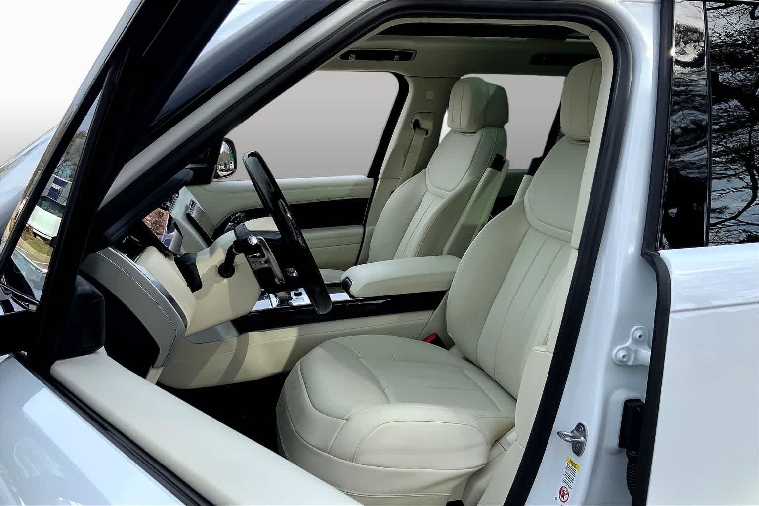 Used 2023 Fuji White Land Rover SE image 9