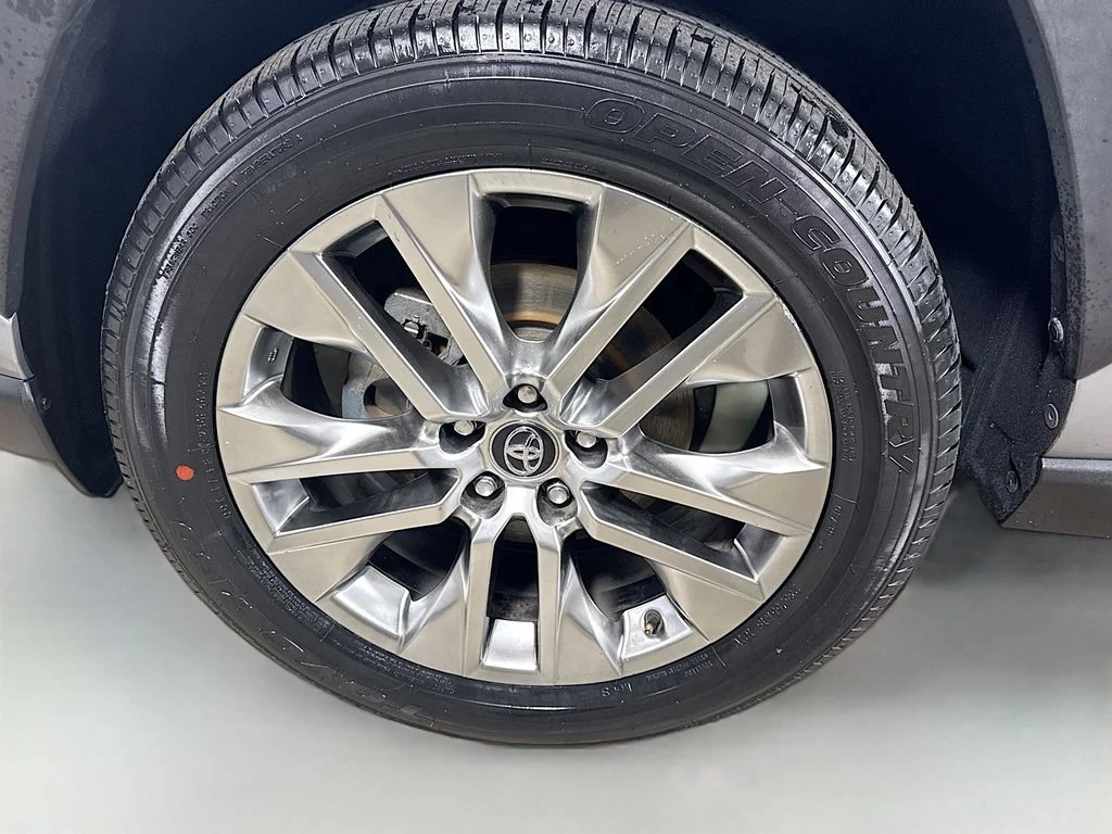 Used 2020 Silver Sky Metallic Toyota XLE Premium image 9