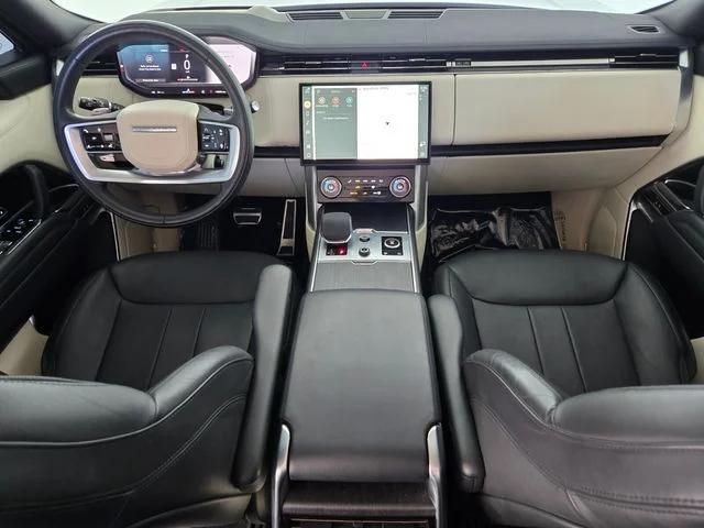 Used 2023 White Land Rover SE image 4