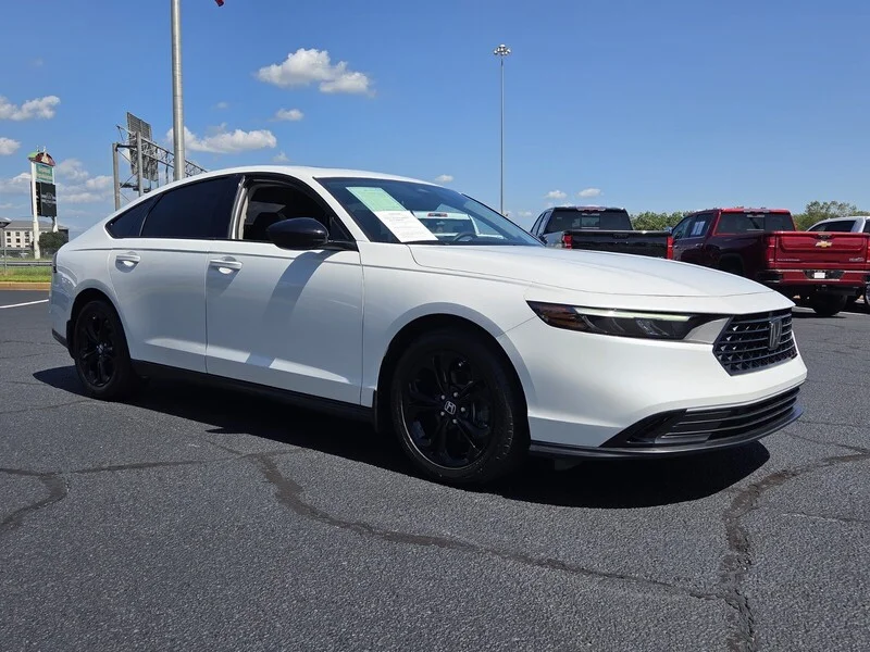 Used 2025 Platinum White Pearl Honda SE image 1