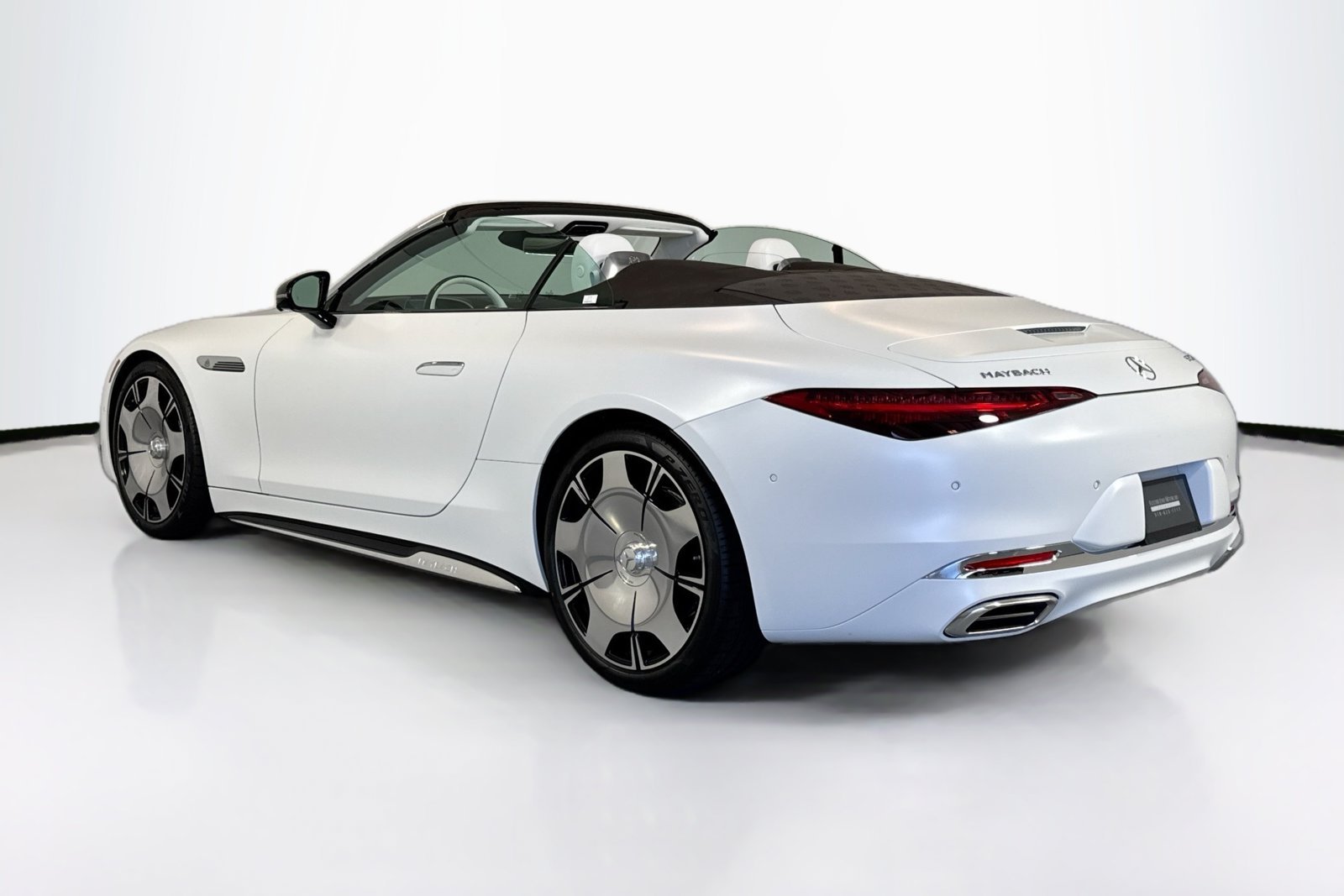 New 2026 Manufaktur Moonlight White Magno Mercedes-Benz Maybach SL 680 Monogram Series image 7