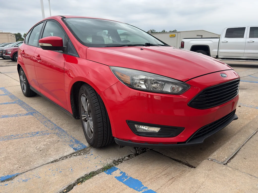 Used 2016 Race Red Ford SE image 10