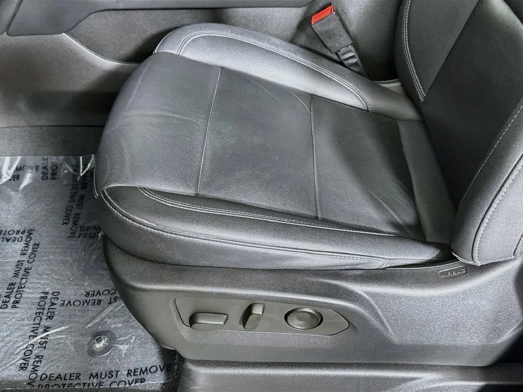 Used 2022 White Chevrolet Z71 image 19