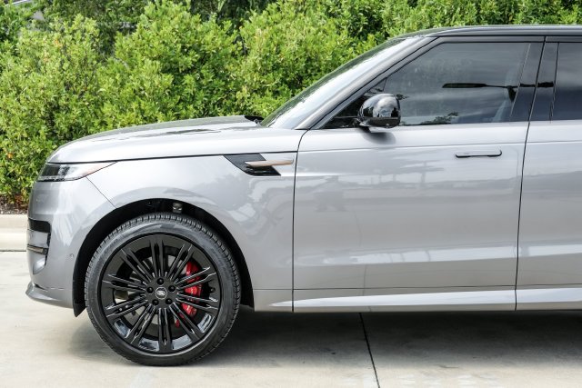 Used 2024  Land Rover Dynamic SE image 13