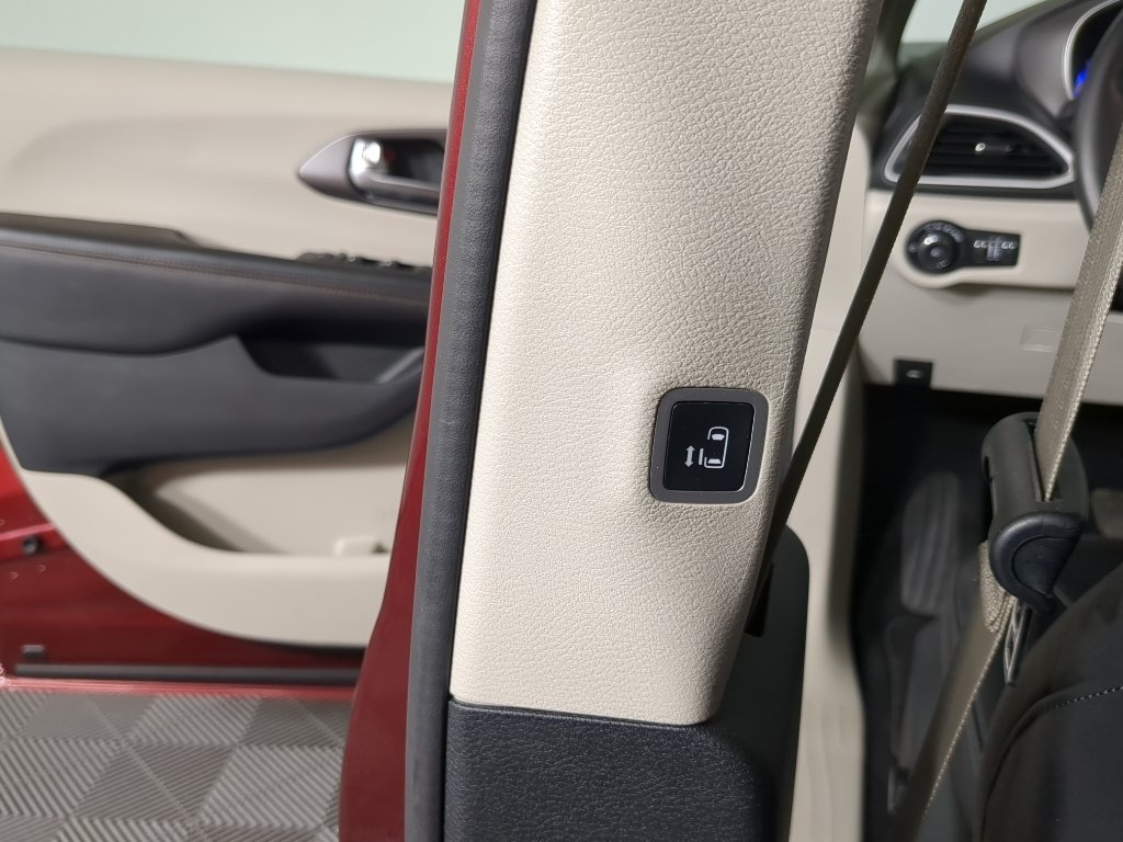 Used 2020 White Chrysler Touring L image 19