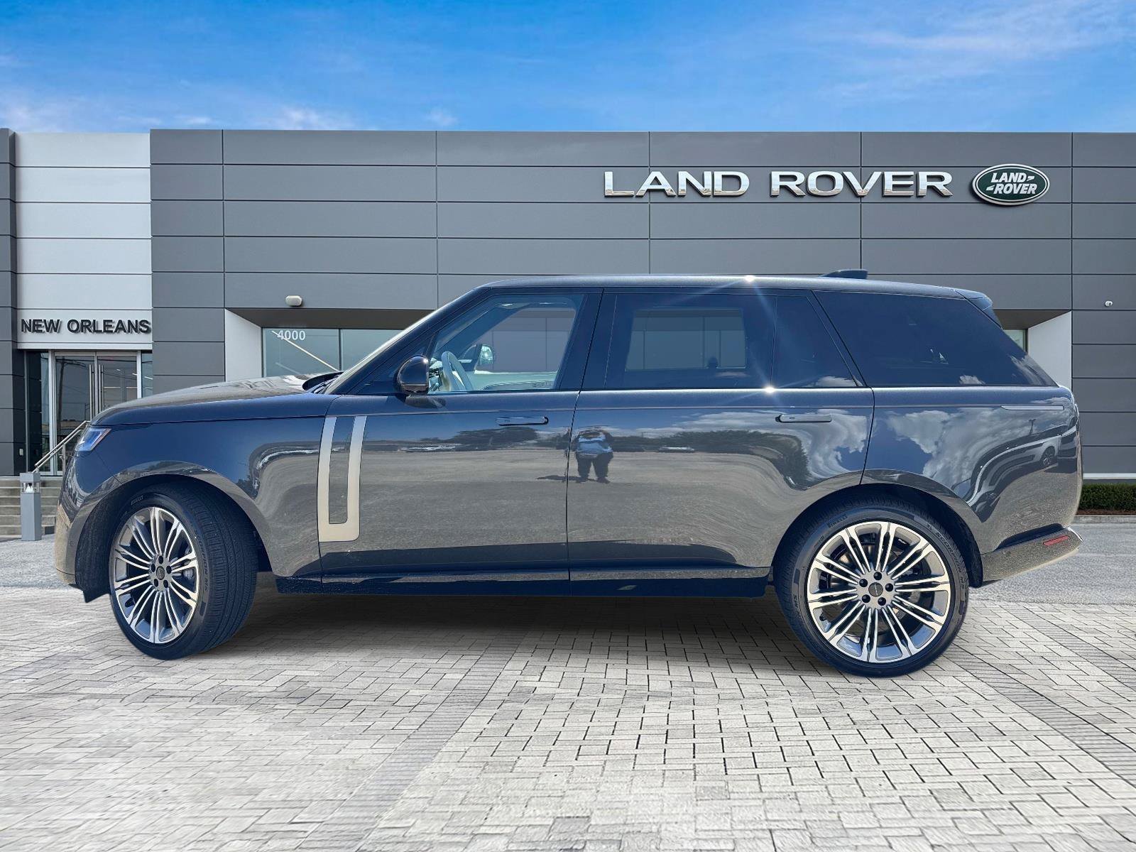 New 2026 Carpathian Grey LAND ROVER SE 7 Seats image 2
