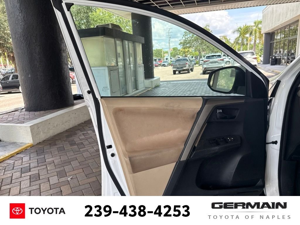 Used 2013 White Toyota XLE image 14