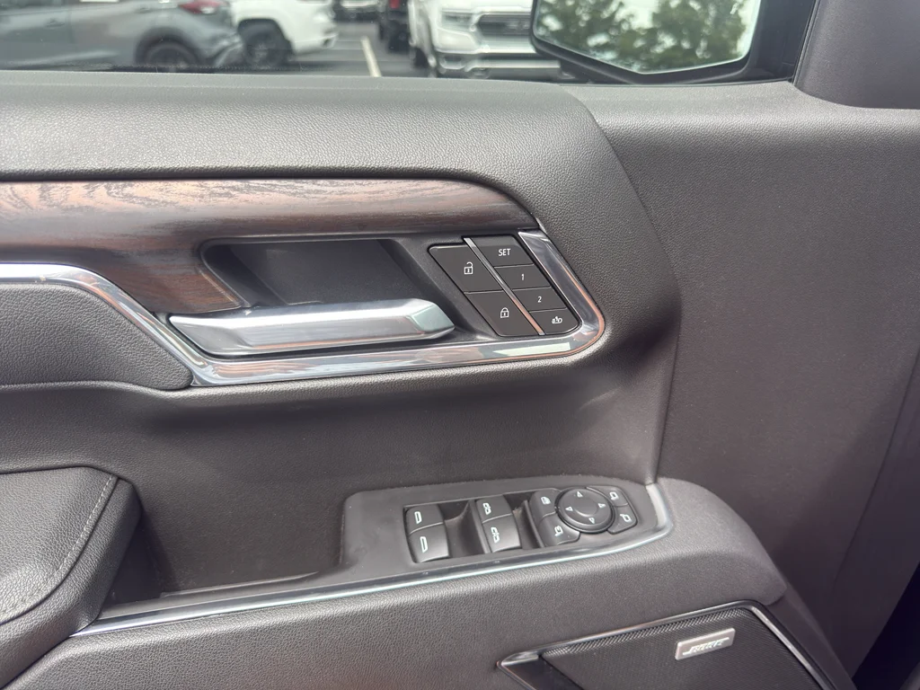 Used 2025 Onyx Black GMC SLT image 13