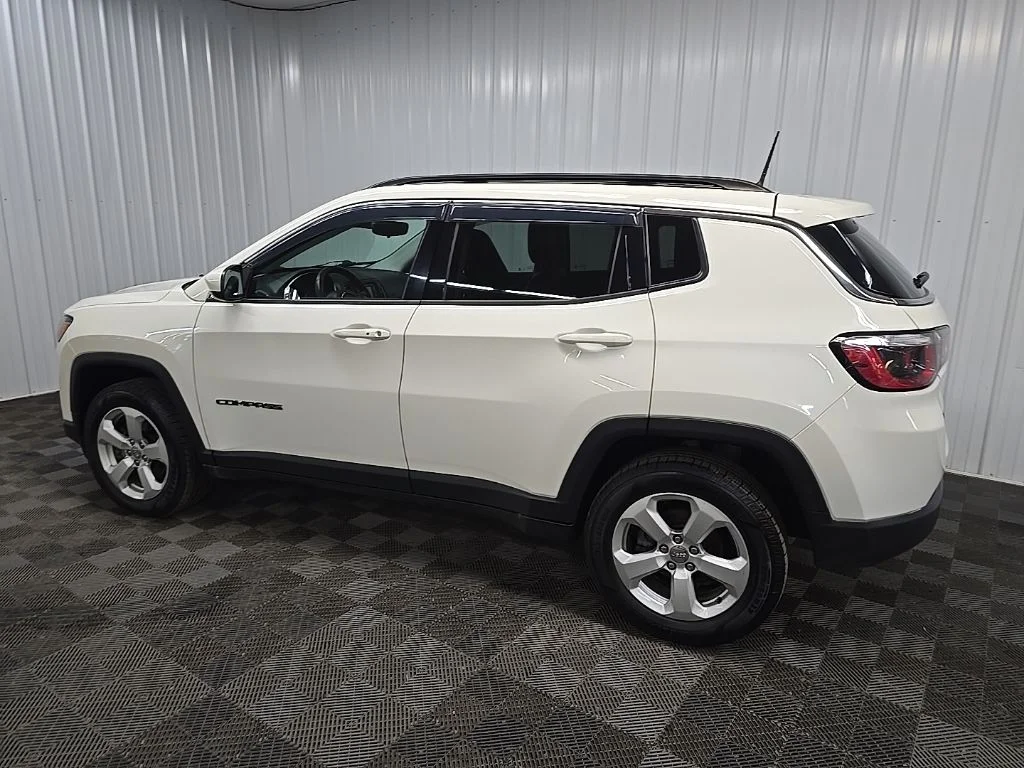 Used 2018 White Jeep Latitude image 4
