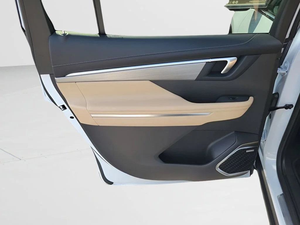 New 2026 Iridescent White Tricoat Buick Preferred image 44