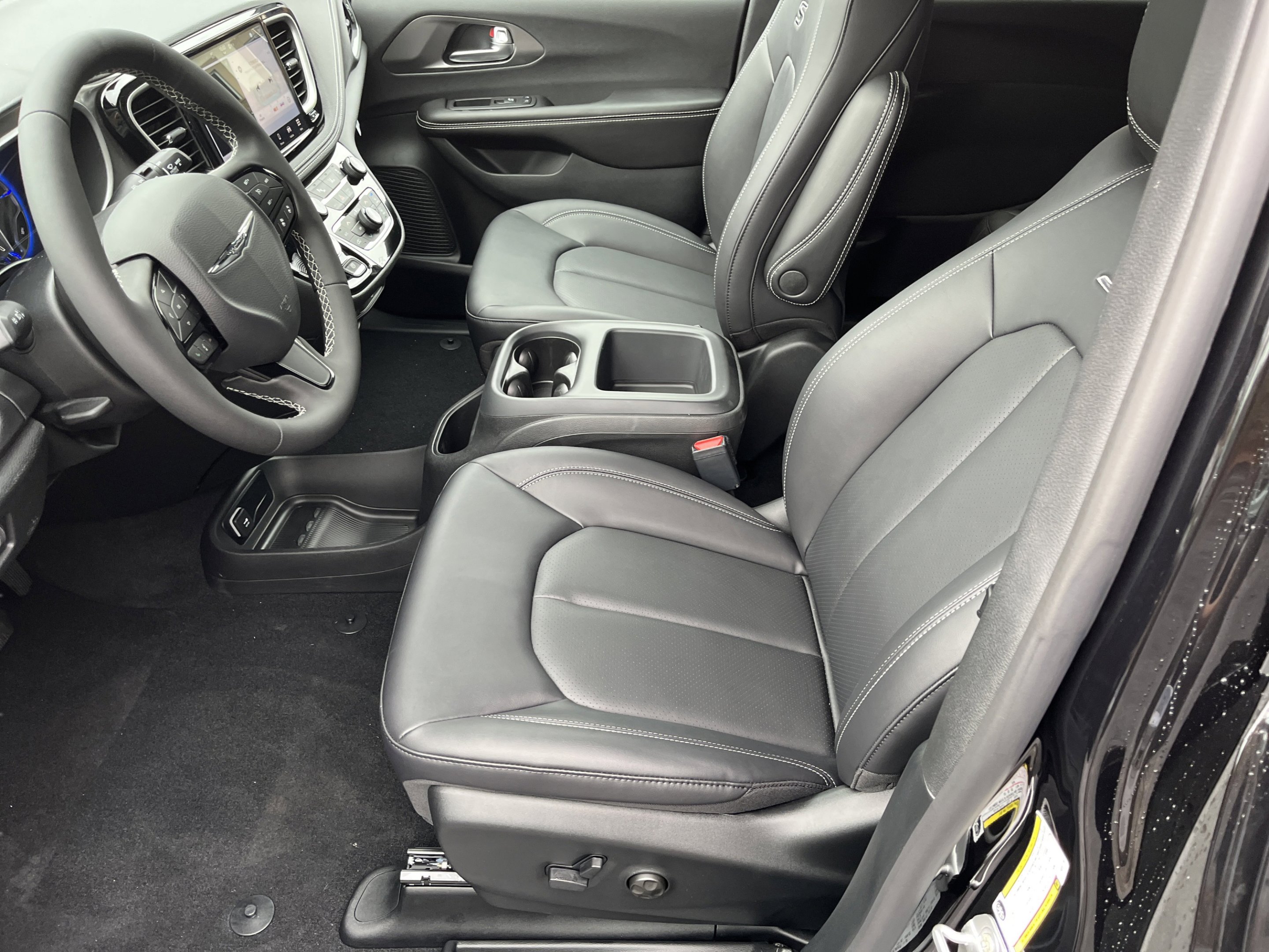 New 2026 Diamond Black Crystal Pearl-Coat Exterior Paint Chrysler Select image 12