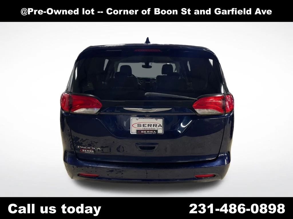 Used 2017 Blue Chrysler LX image 7
