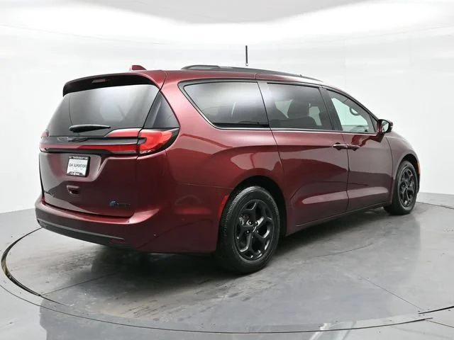 Used 2021 Velvet Red Pearlc Chrysler Hybrid Limited image 7