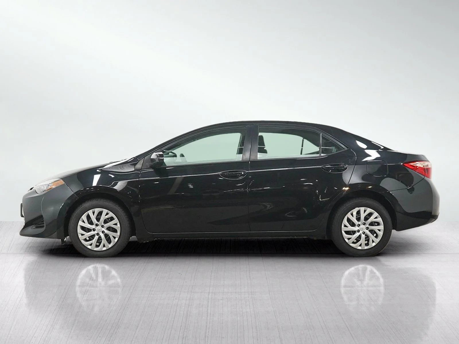 Used 2018  Toyota LE image 2