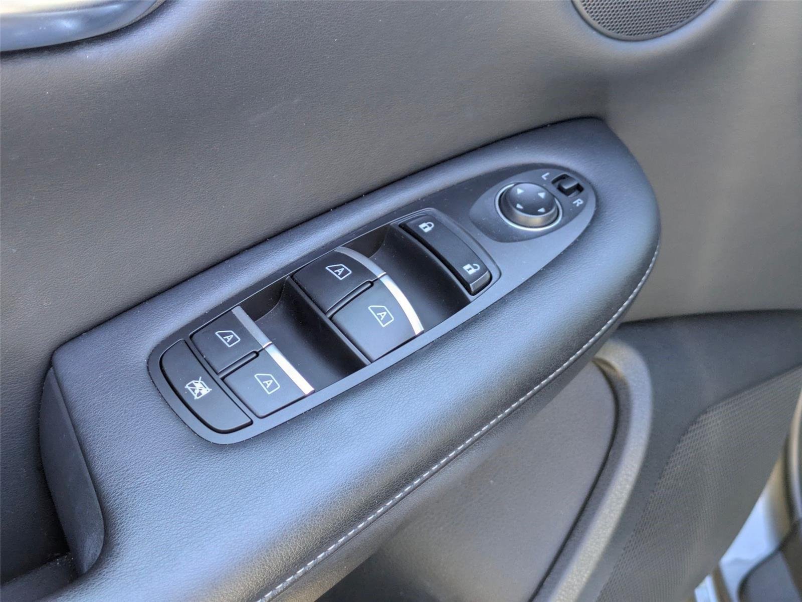 Used 2020  INFINITI  image 12