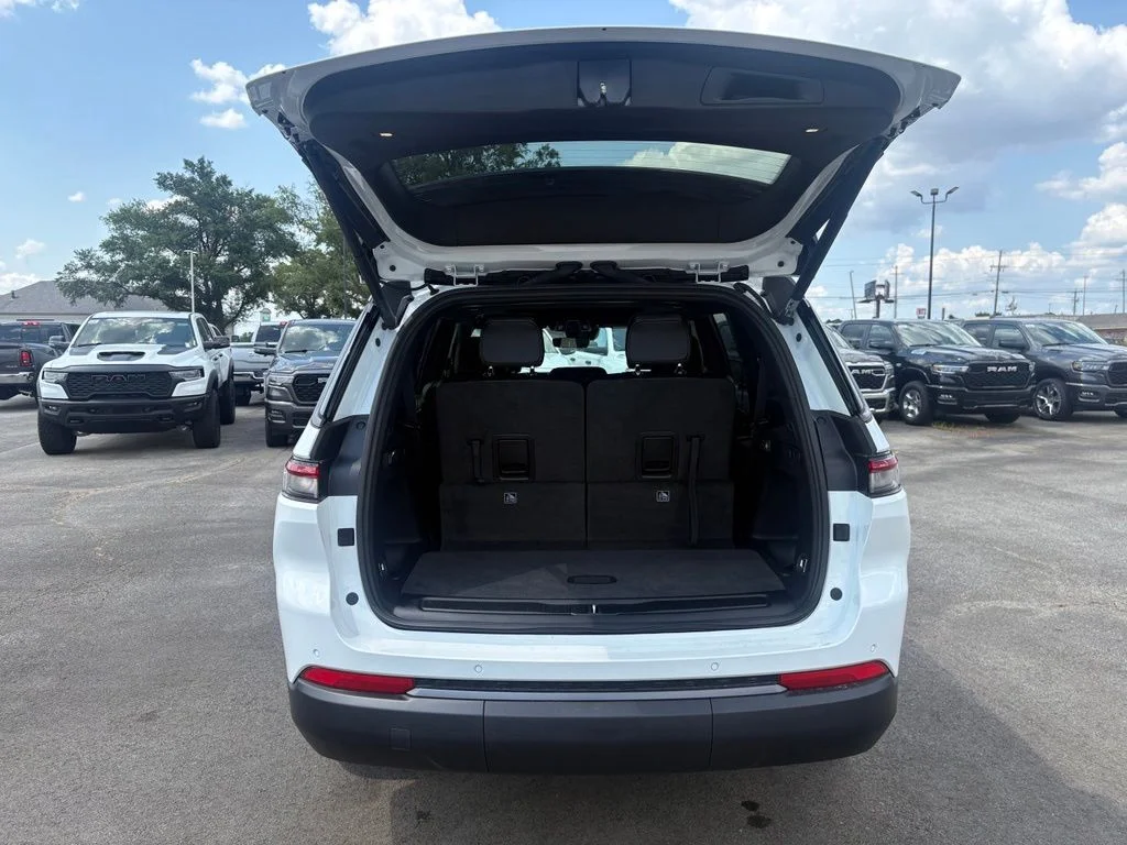 New 2026 Bright White Clear-Coat Exterior Paint Jeep Altitude image 7