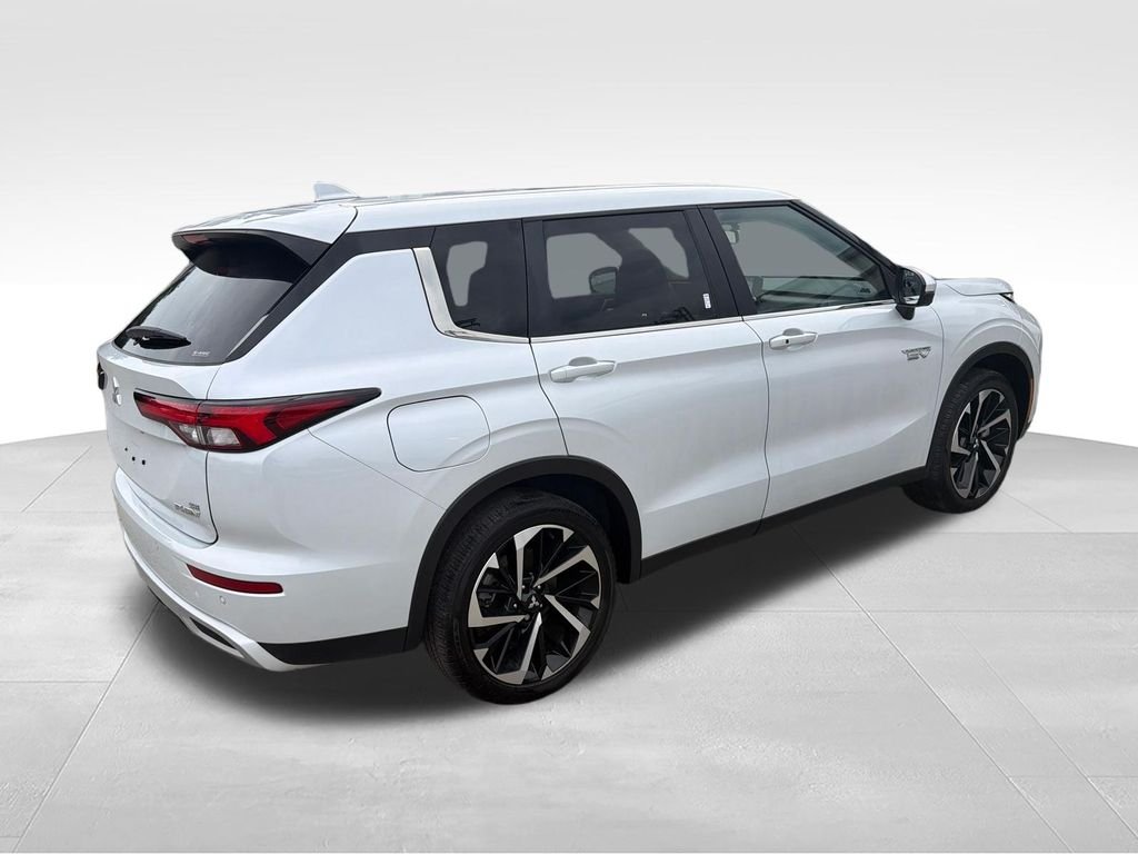 Used 2025 White Mitsubishi SE image 5