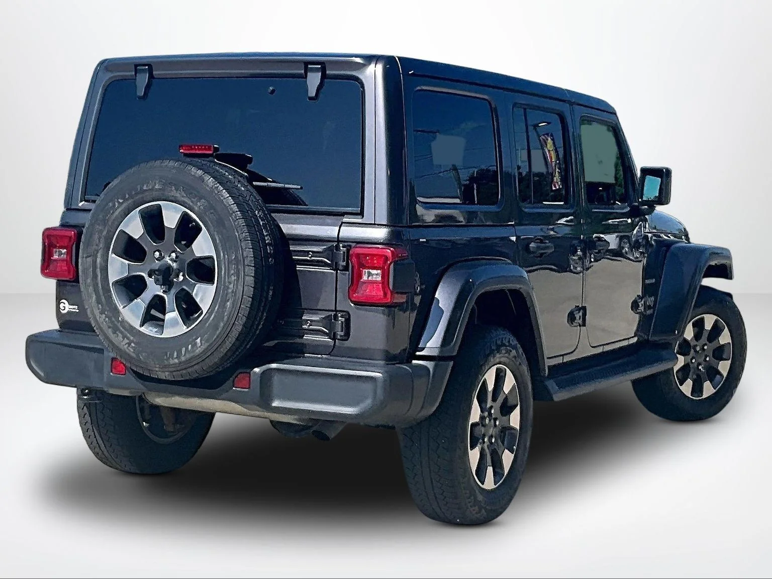 Used 2018 Gray Jeep Unlimited Sahara image 3
